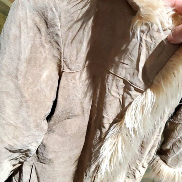 VINTAGE WILSON LEATHER COAT WITH FURRY COLLAR AND TRIM SIZE SMALL - Picture 4 of 12